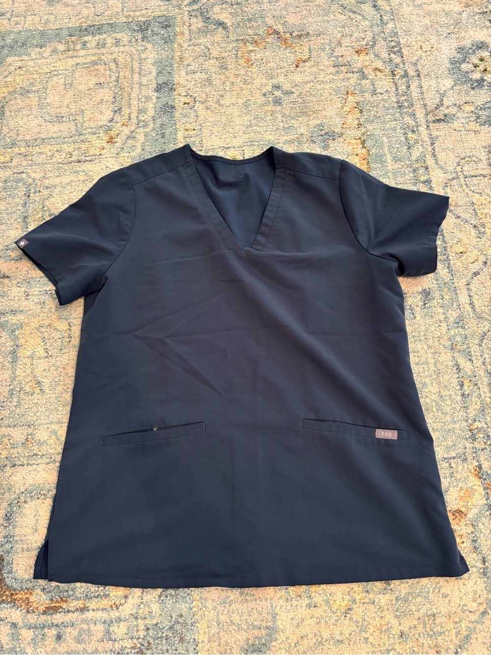 FIGS women’s 2 pocket scrub top